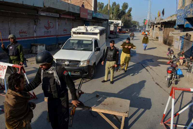 Let women help give aid to Afghans, UN urges Taliban