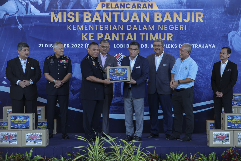 Free replacements for MyKad, passports lost in floods, assures Saifuddin