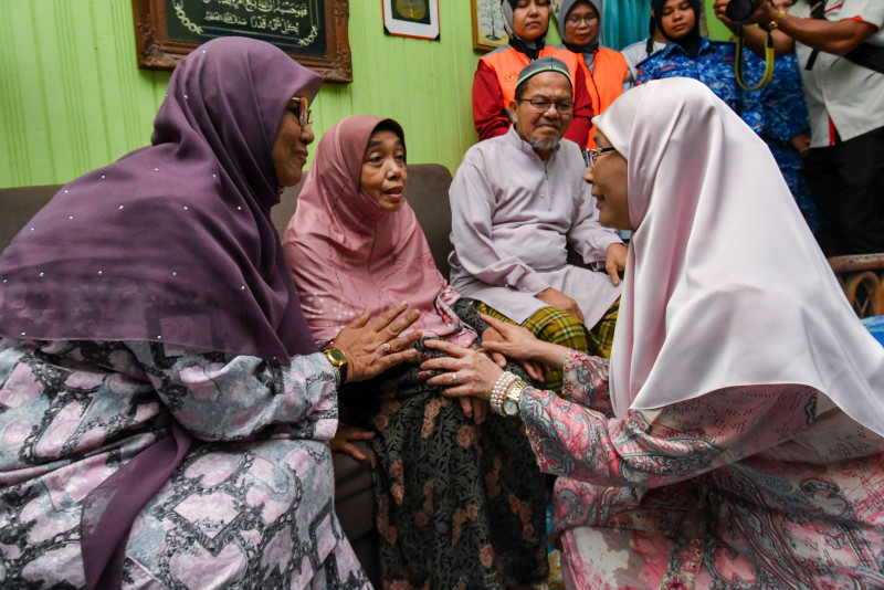 Wan Azizah visits family of three girls electrocuted in Tumpat