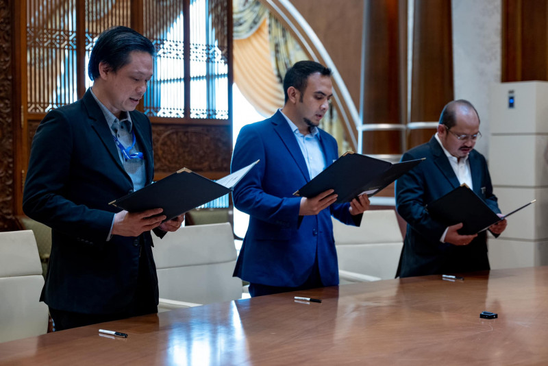 PKR’s former Alor Star, Hang Tuah Jaya MPs take oaths as Anwar’s pol-secs
