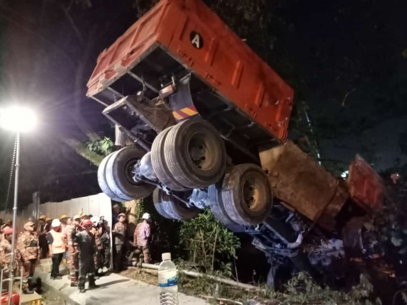 Crash in Stulang: rescuers extricate lorry driver after 12 hours