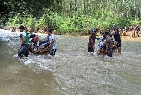 Orang Asli group goes on 10-hour convoy to Gua Musang for food supply