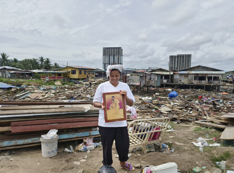 Kg Forest high-tide victims scavenge for valuables amidst destroyed homes