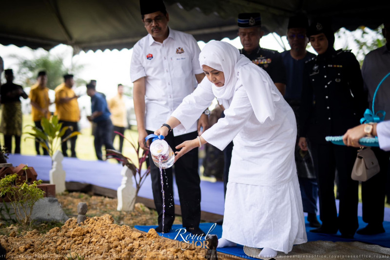 Johor queen visits 4-year-old abuse victim’s grave