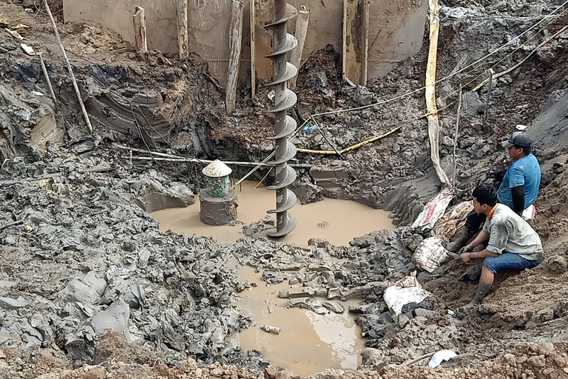 Vietnam rescuers resume mission to save boy from 35m-deep hole