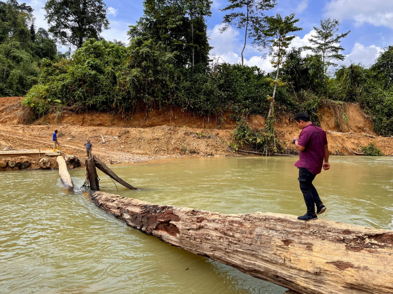 Kg Miak residents use logs to cross river after bridge collapses