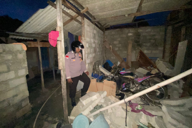 Powerful quake hits off Indonesia, rattles islands, injures at least one