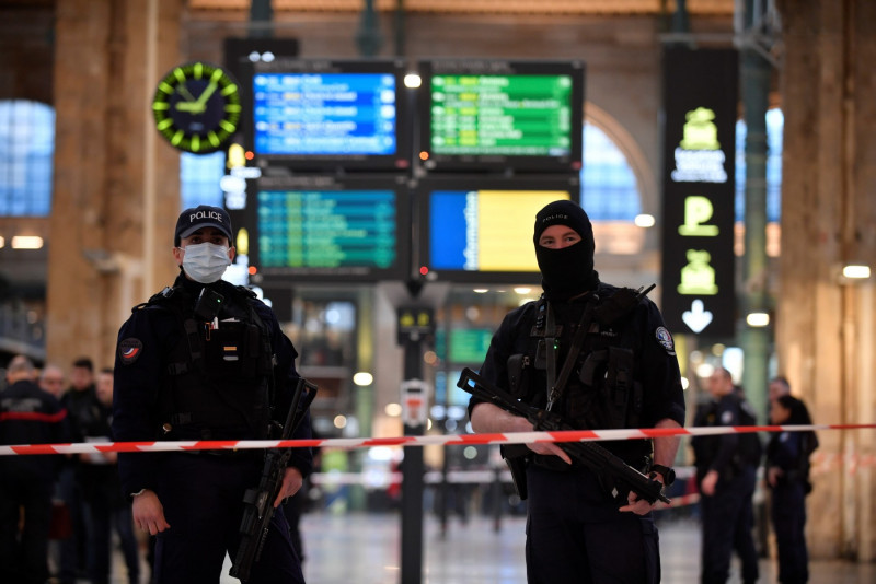 Prosecutors charge Paris station hook-stabbing suspect
