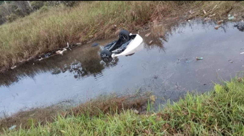 Public saves duo from watery death after car plunges into canal