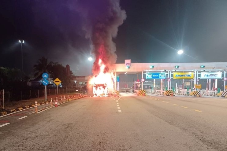 PLUS temporarily halts UPM exit toll plaza after tour bus catches fire