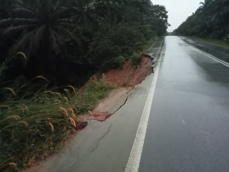 Jalan Kulai-Kota Tinggi in Johor closed following landslide: authorities