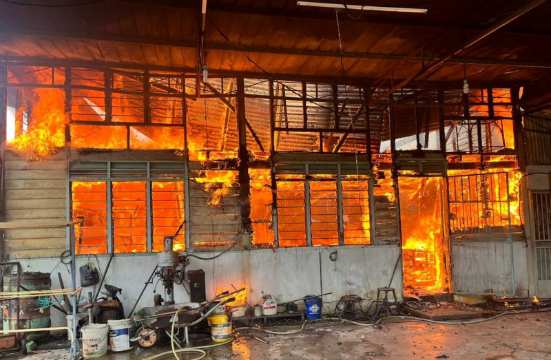 Big blaze razes warehouse, workshop in Taiping