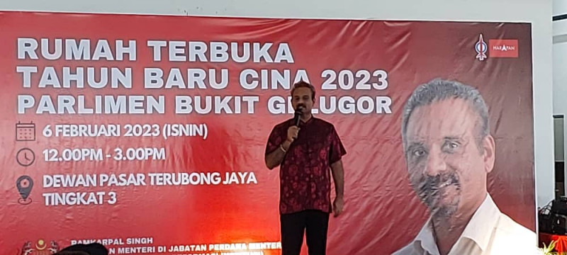 Deputy law minister to meet authorities over police station dress code