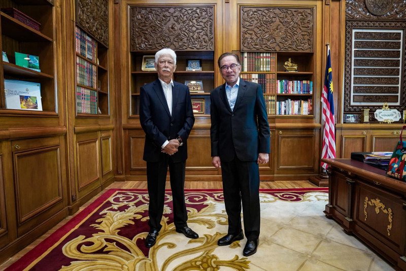 Anwar creates five-man body to advise him as finance minister