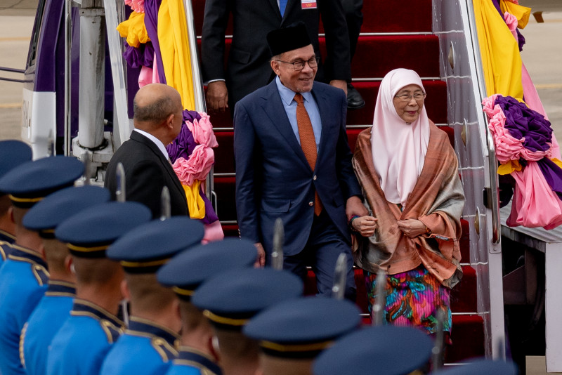 Anwar touches down in Thailand for two-day official trip