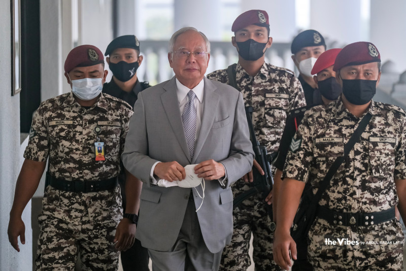 Najib did not raise alarm over AmBank account transactions: ex-banker