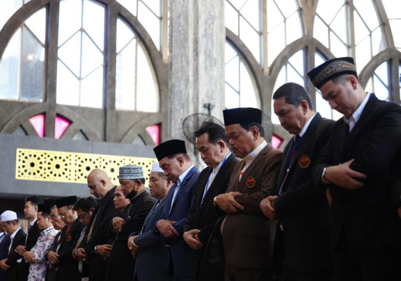 Anwar meets locals after prayers at Islamic centre of Thailand