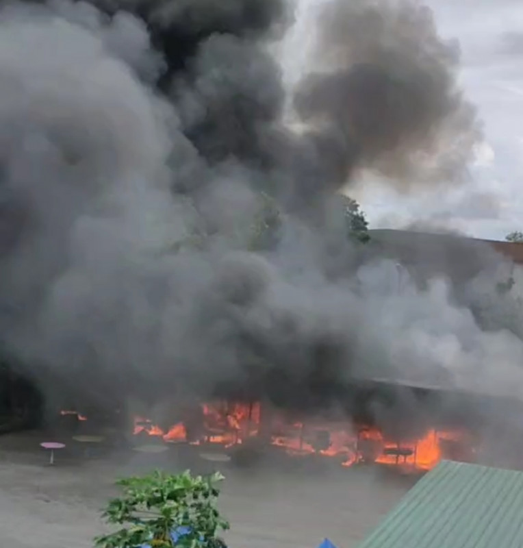 Blaze spreads through Sibu food court during lunchtime
