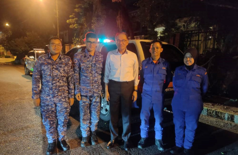 Civil Defence Force captures black cobra at PM’s house