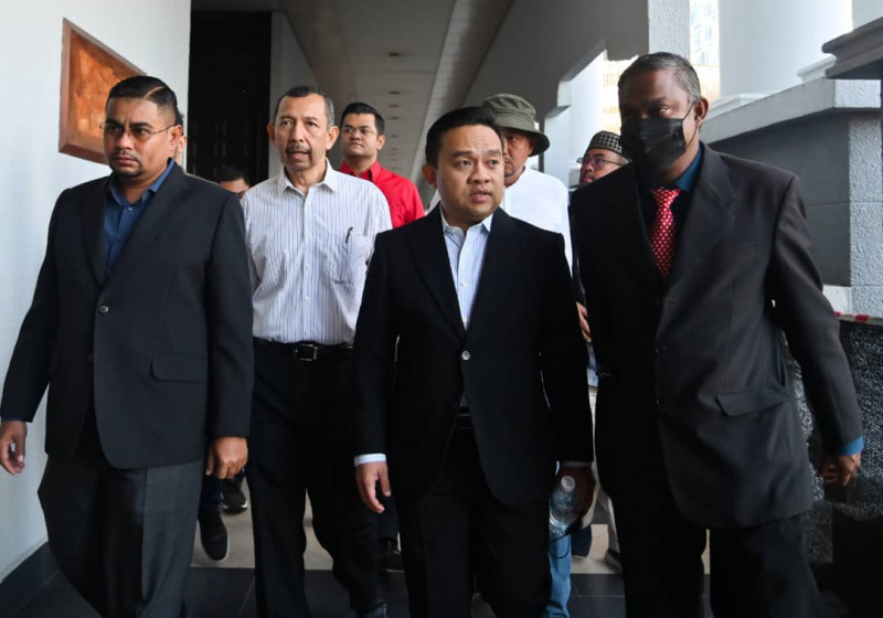 Wan Saiful arrives late for trial, blames morning jam