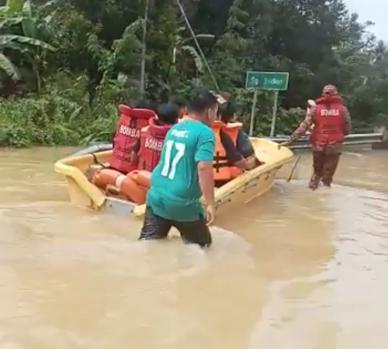 Amid floods, S’wak Fire and Rescue teams help SPM students get to exam centres