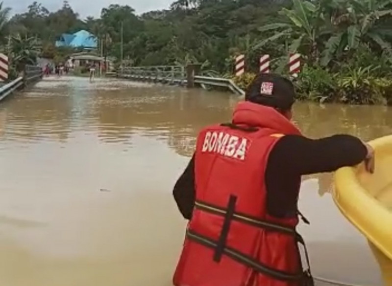 Flash floods sweep away car in S’wak’s Bintangor town