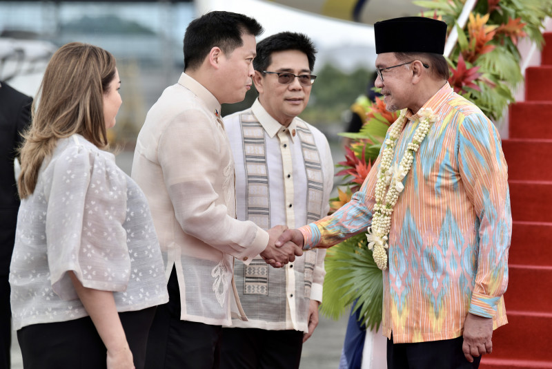 Anwar touches down in Philippines for two-day official trip