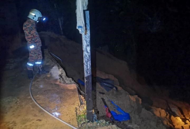 Landslide cuts power at two Sarikei longhouses
