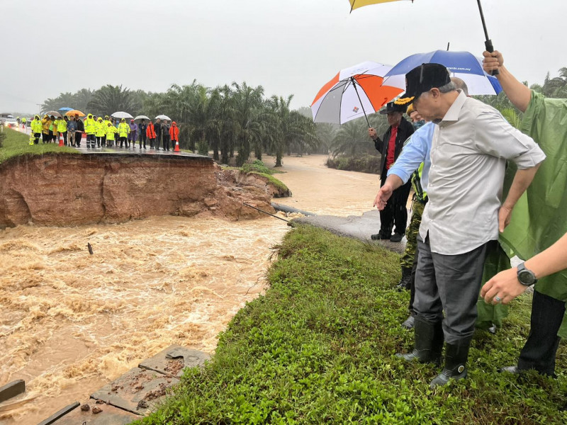 RMAF airlifts three expectant mothers out of Felda Selancar after road collapses