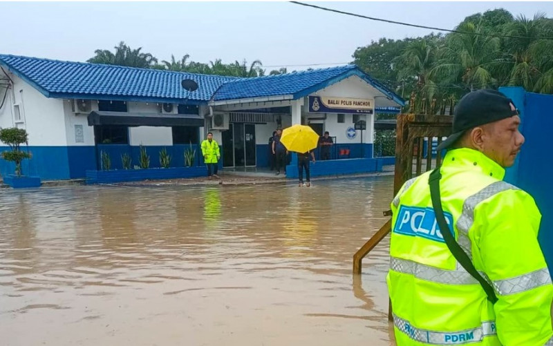 Panchor police station shuts temporarily due to Muar floods