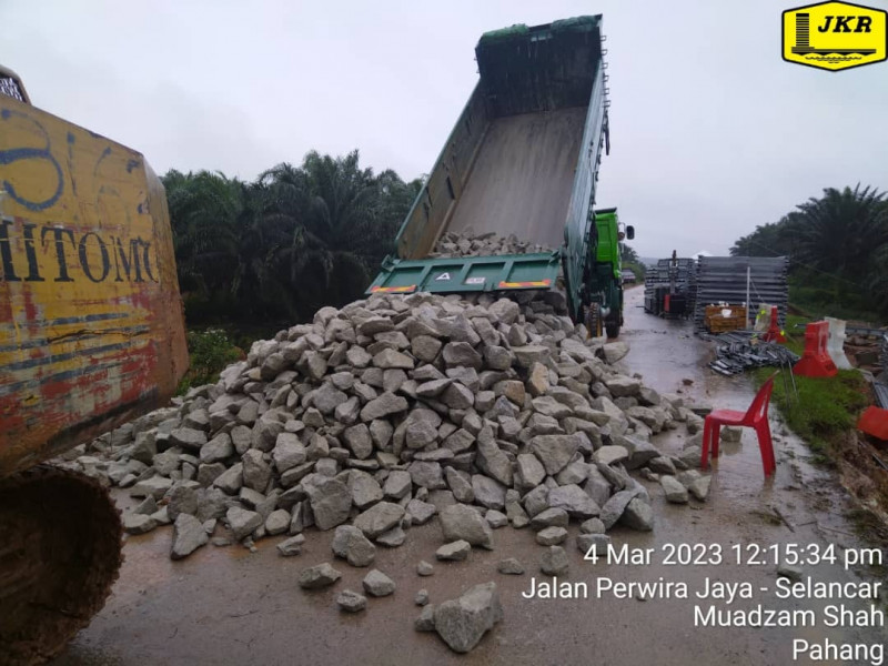 Riverbank to be strengthened before bailey bridge installed at Felda Selancar: Nanta