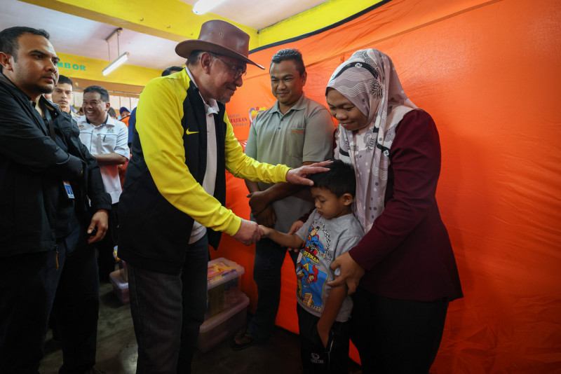Anwar visits Segamat flood victims, gets briefed on situation