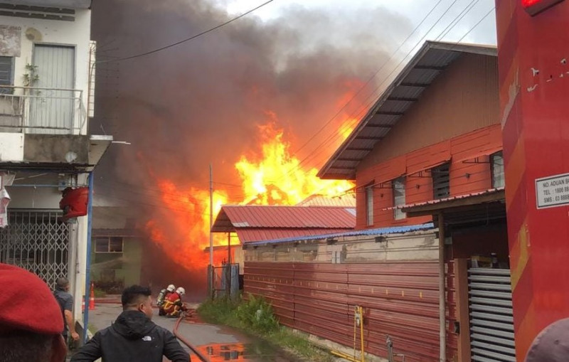 Miri blaze razes six wooden houses at Kg Wireless