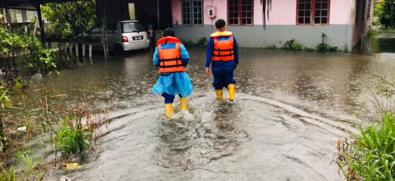 Flash floods hit areas in Kuching, Kota Samarahan after continuous rain