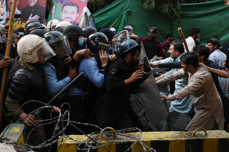 Pakistan arrests 7,000 in crackdown on Imran Khan supporters