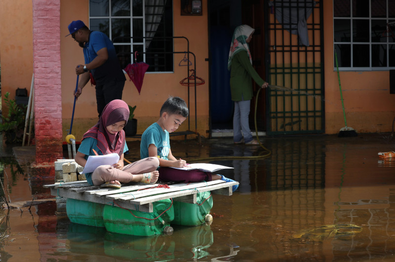 Johor floods: only 141 evacuees left at two Batu Pahat shelters