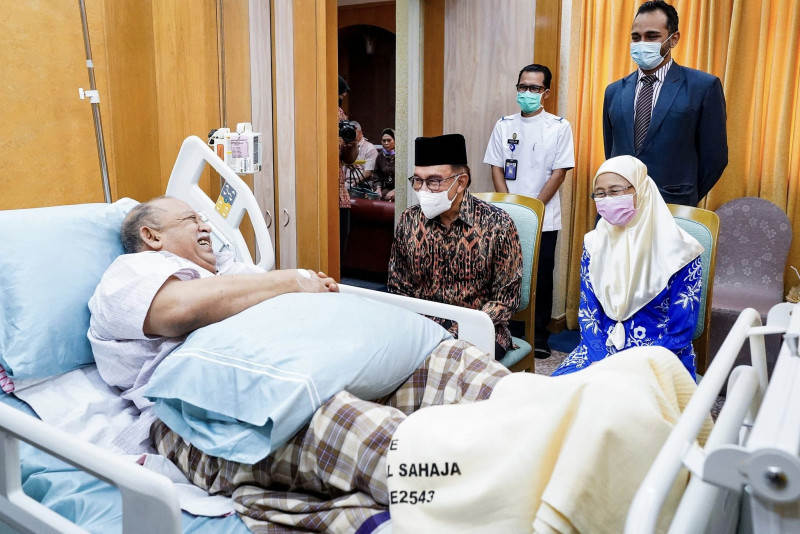 Anwar, Wan Azizah call on Perlis raja at Putrajaya Hospital