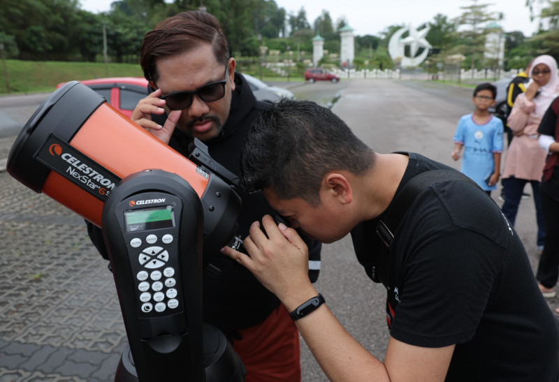 Solar eclipse: overcast JB sky leaves astronomy fans downcast