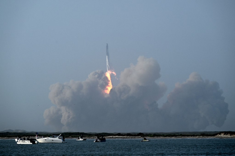 SpaceX Starship, World’s Biggest Rocket, Explodes During First Flight ...