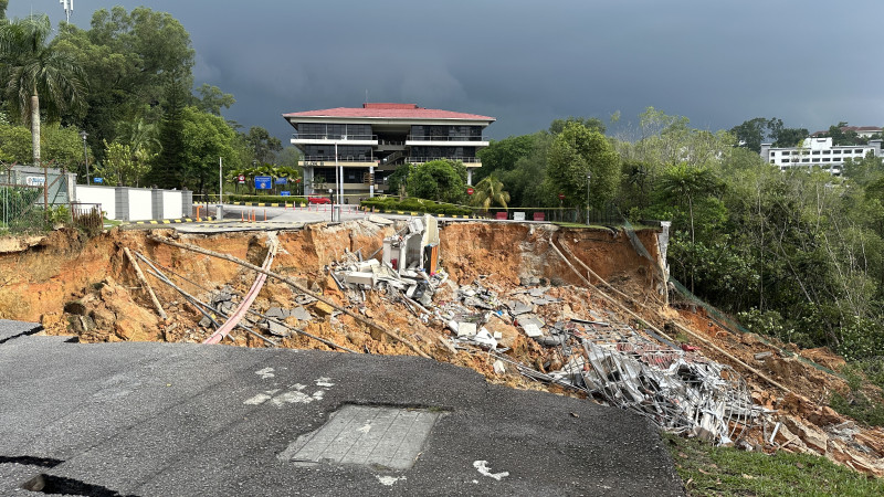 Landslide destroys Malaysian Anti-Corruption Academy entrance, guard house