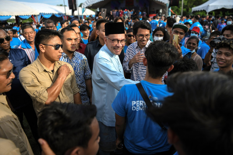 Kedah crowd gets pleasant surprise as Anwar arrives early to greet them
