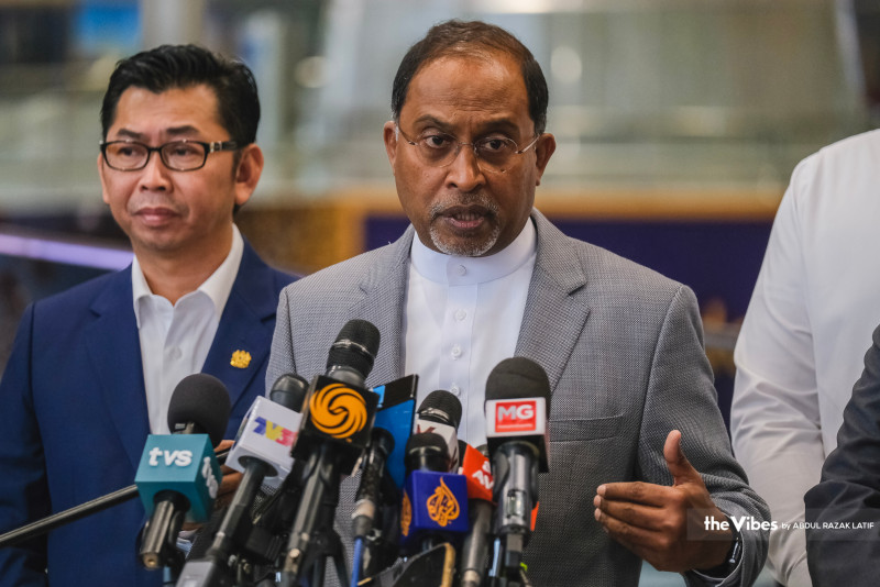 Three M’sians stranded in Sudan arrive in Jeddah: Zambry