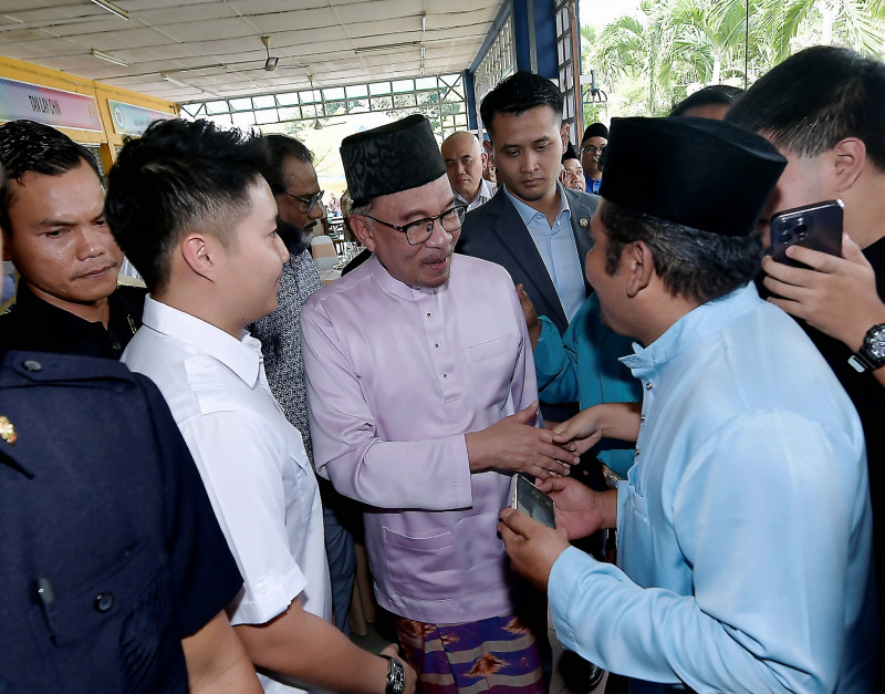 Let lawyers handle it: Anwar unfazed by Dr Mahathir’s suit