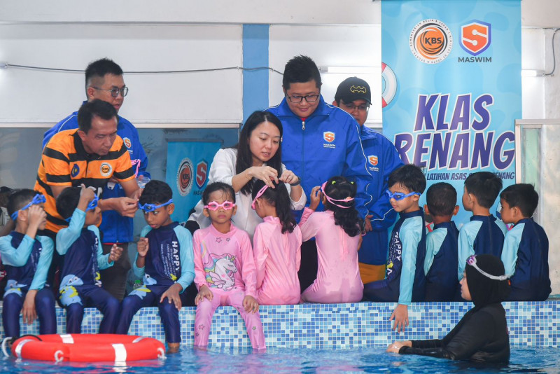 Over 700 B40 children nationwide to get swimming lessons