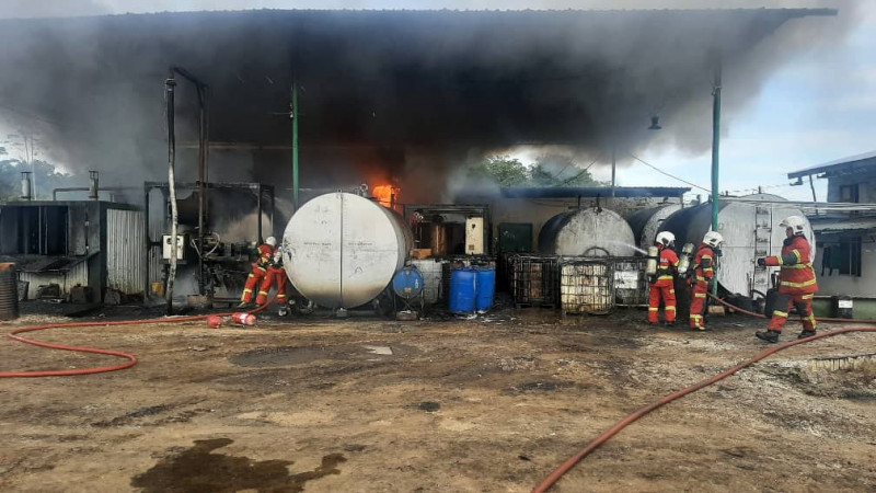 Fire breaks out at factory storing bitumen on Jalan Bintulu-Miri