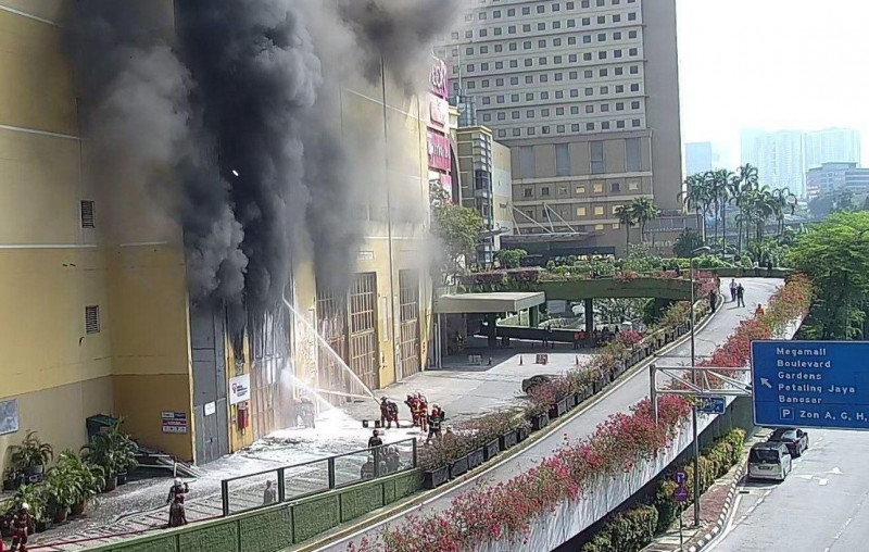 [UPDATED] Fire Dept working to put out blaze at Mid Valley Megamall