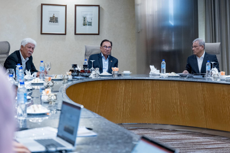 Anwar gets low-down on national O&G industry during Petronas visit