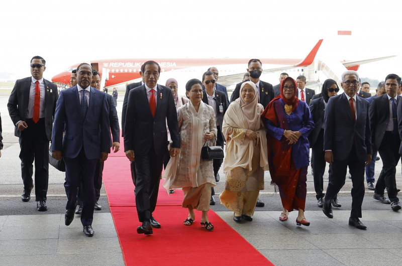 Zambry greets Jokowi as he arrives in KL for two-day visit