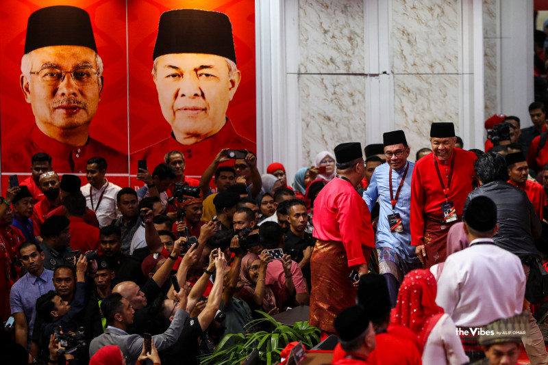 [UPDATED] Najib praying for unity govt’s success, says Zahid as Anwar watches on
