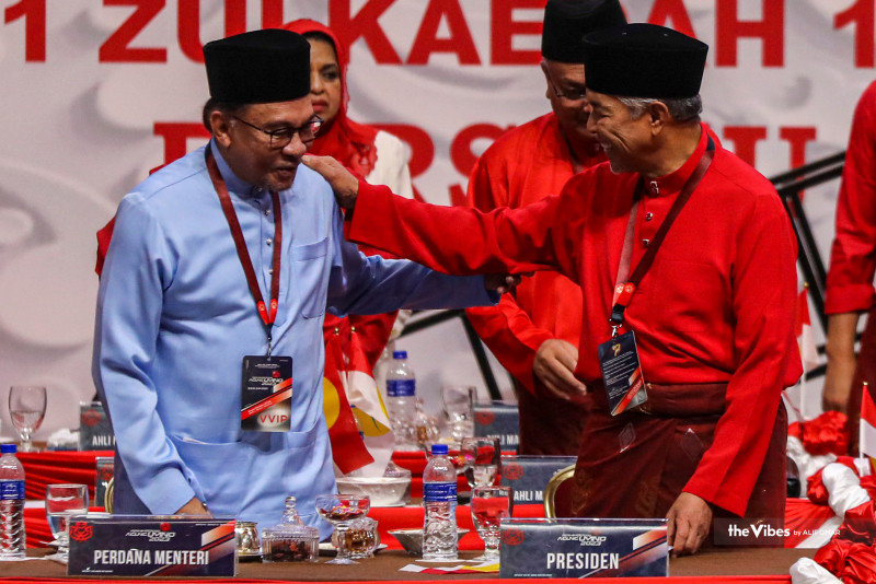 Anwar attends Umno general assembly after 25 years